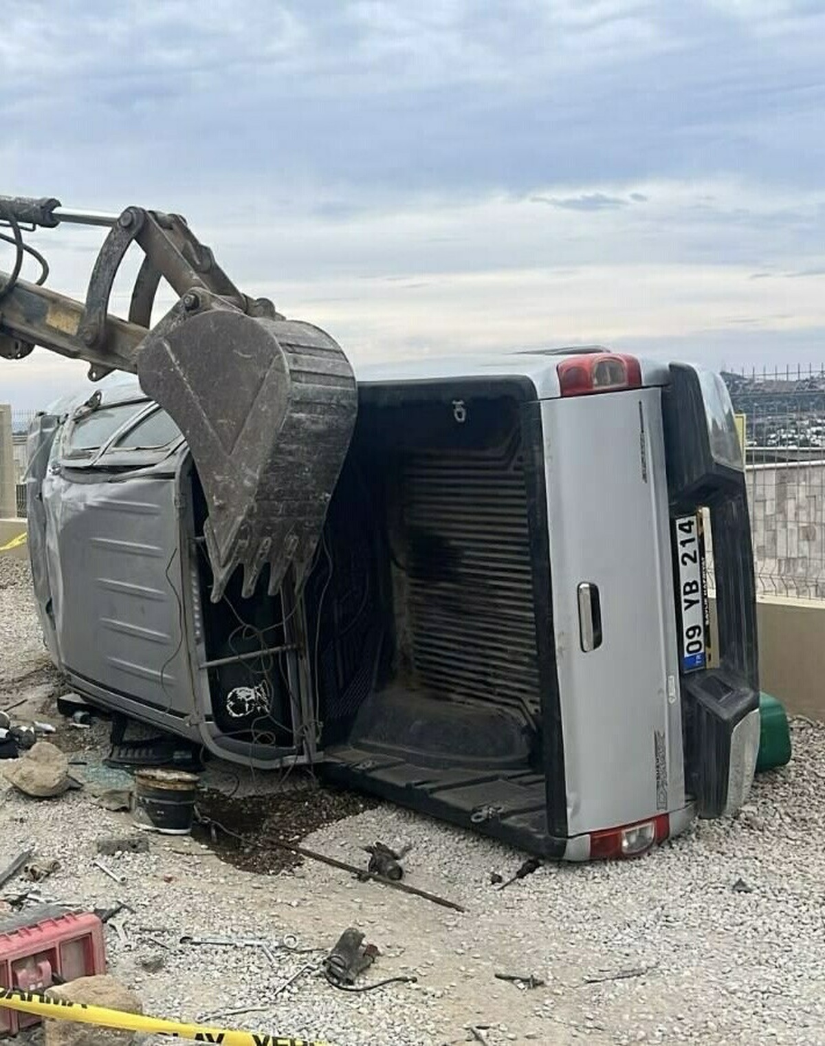 Muğla Bodrum'da kamyonet duvara çarptı, 15 yaşındaki çocuk sürücü yaşamını yitirdi