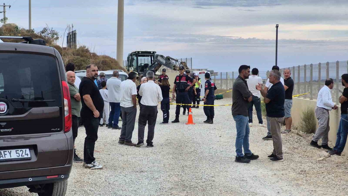 Muğla Bodrum'da kontrolden çıkan kamyonet devrildi, 15 yaşındaki sürücü öldü.