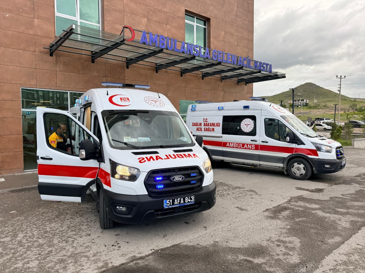 Niğde Bor'da mısır yüklü TIR, hafif ticari araçla çarpıştı; 2 kişi öldü, 1 yaralandı