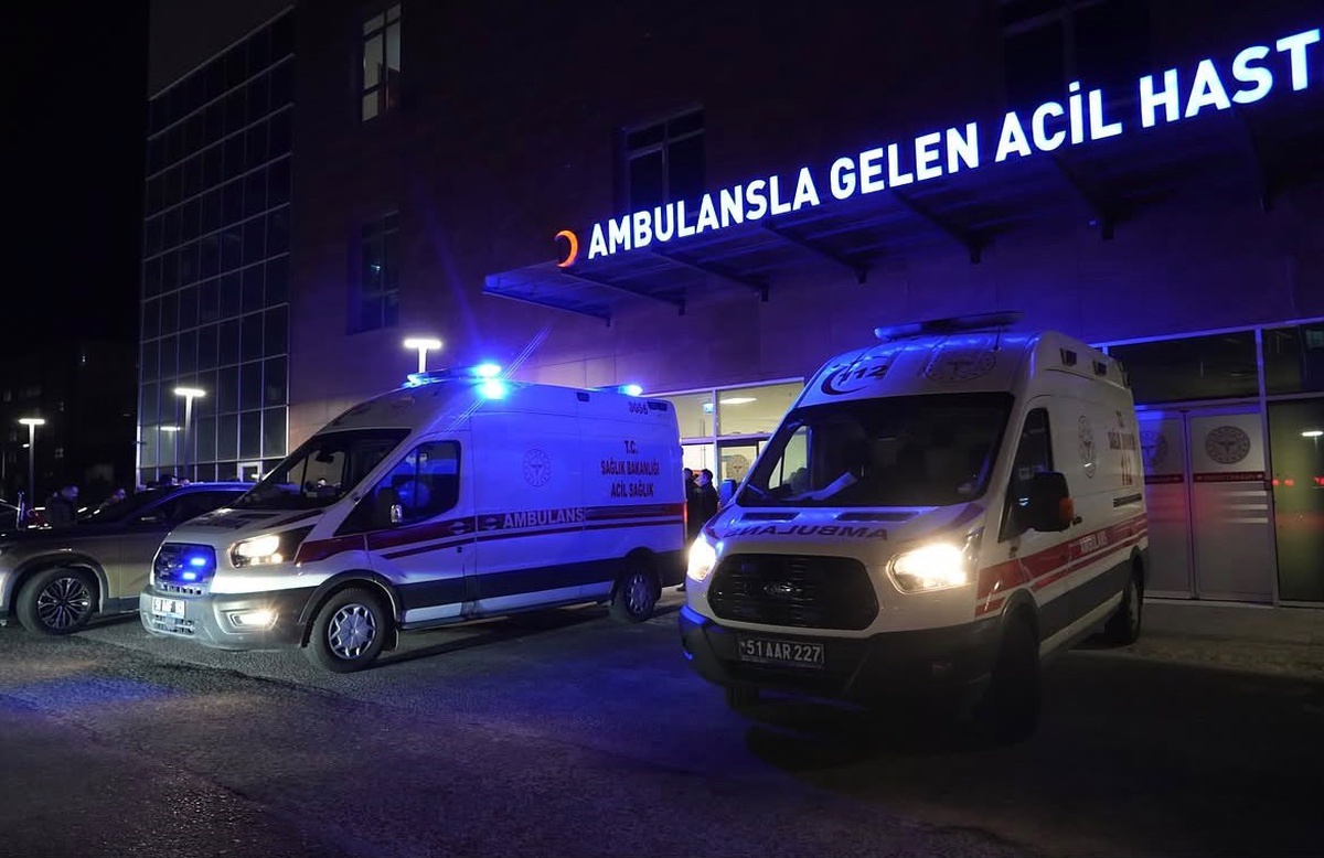 Niğde Bor’da tır ile hafif ticari araç çarpıştı, 2 kişi öldü, 1 kişi yaralandı