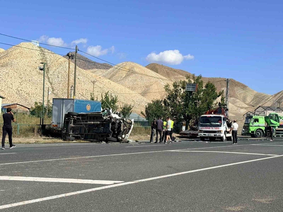 Oltu-Ardahan yolunda minibüs ile traktör çarpıştı, 2’si ağır 3 kişi yaralandı