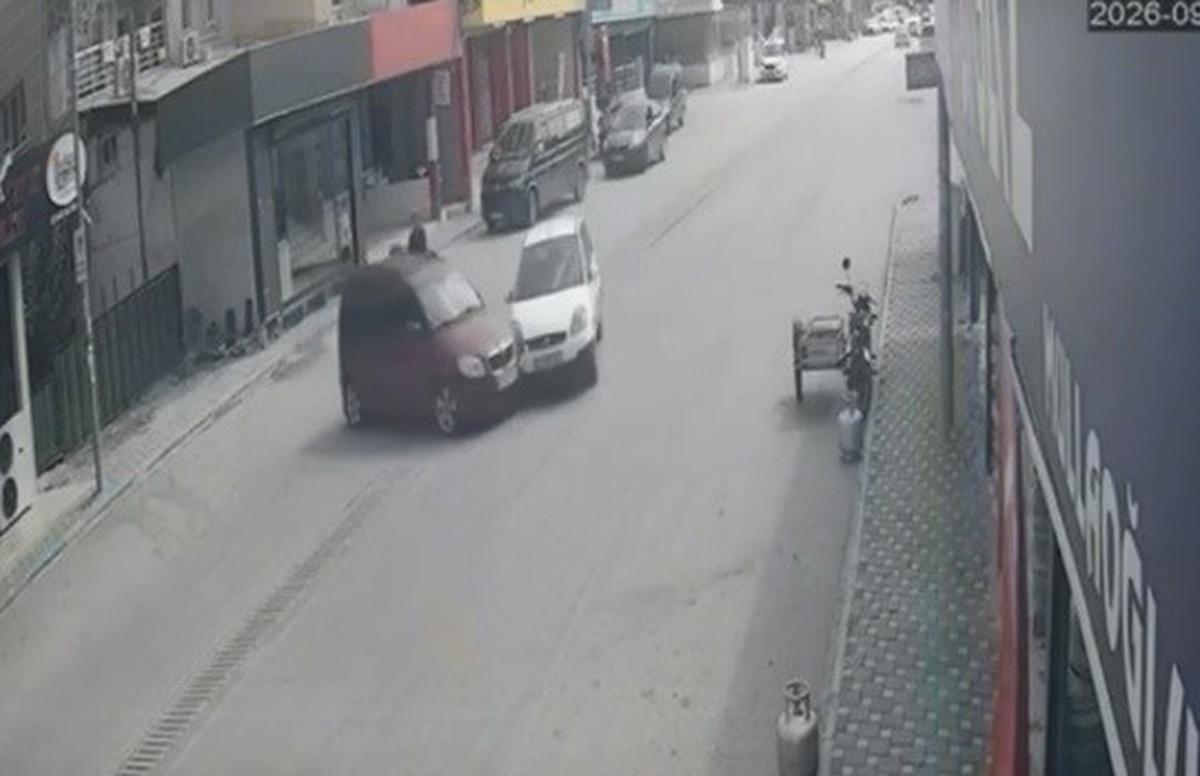 Osmaniye Toprakkale'de iki otomobil çarpıştı, 2 kişi yaralandı
