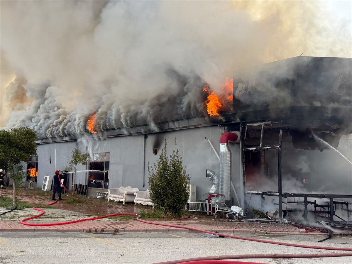 Sakarya Serdivan'da restoran yangını 15 araç ve 27 personelle söndürüldü