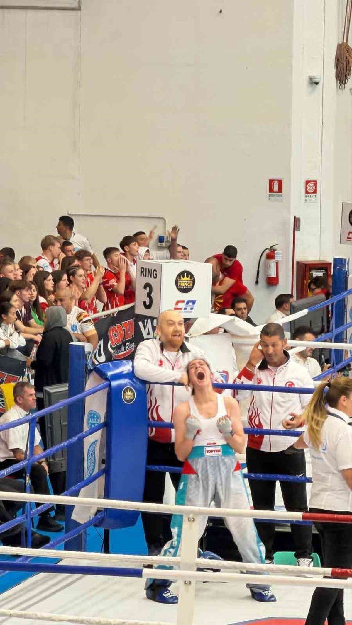 Samsunlu Göknur Gülten, WAKO Dünya Kick Boks Şampiyonası'nda altın madalya kazandı