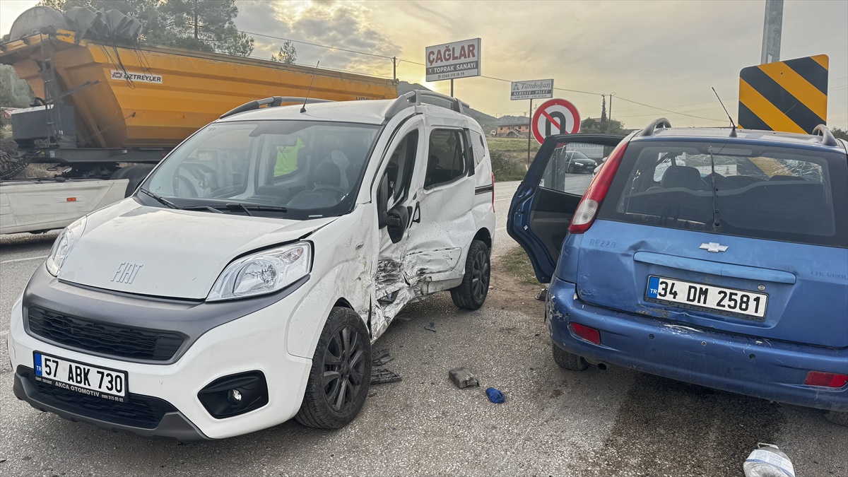 Sinop Boyabat'ta hafif ticari araç ile otomobil çarpıştı, 3 kişi yaralandı