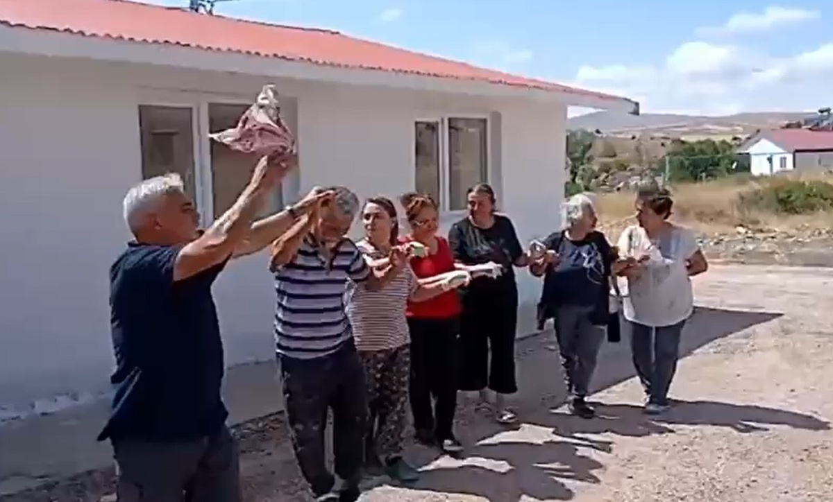 Sivas Kangal'da köylüler 50 yıllık okulu imeceyle yeniledi, halayla kutladı