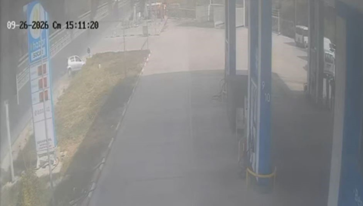 Söke'de otomobil duvara çarpıp yan yattı; kaza anı kamerada, 3 kişi yaralandı