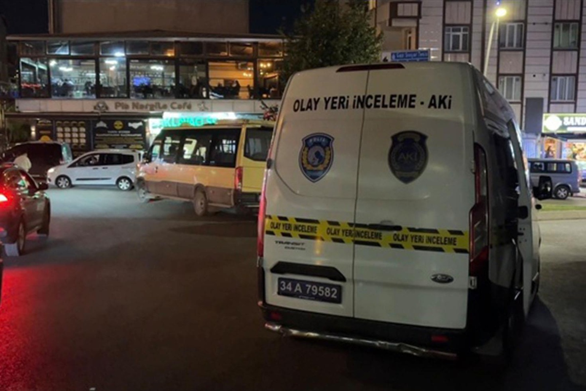 Eşiyle görüştüğünü öne sürdüğü adamı sokak ortasında kurşunladı