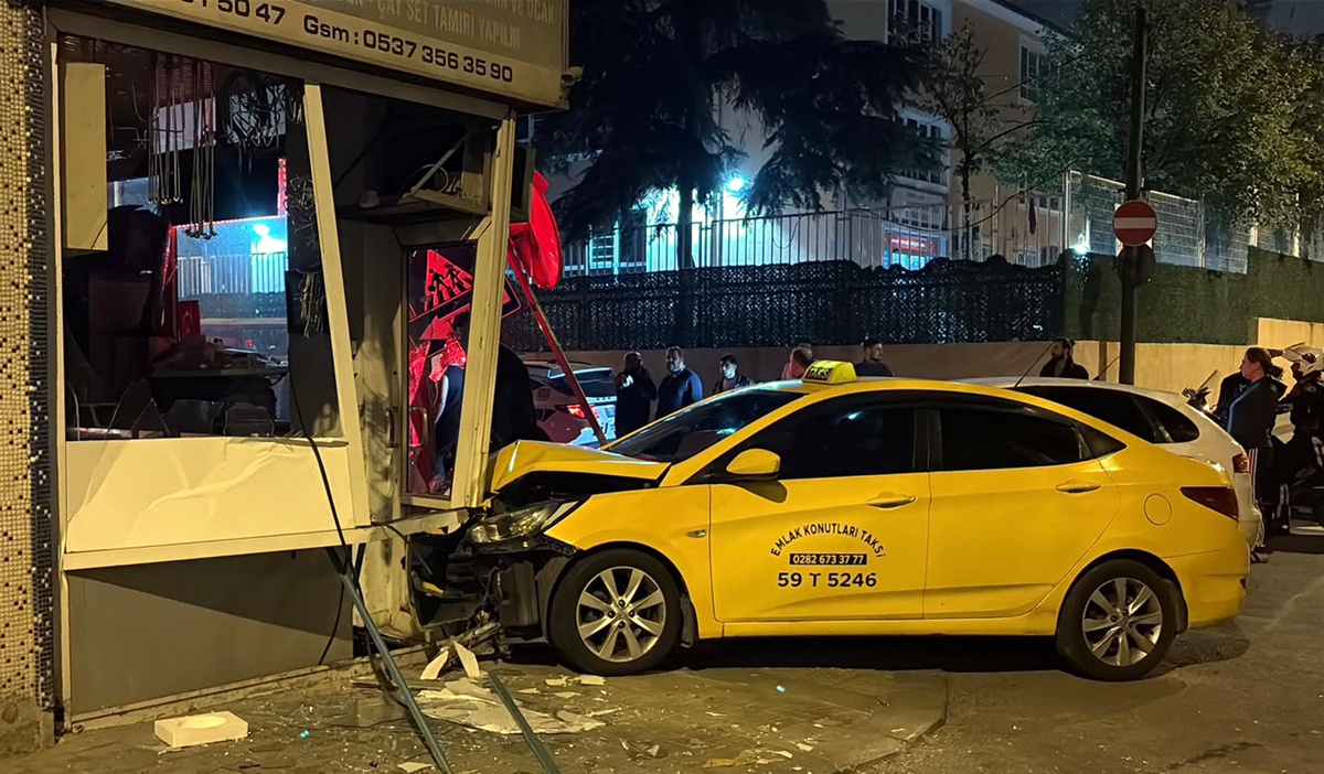 Tekirdağ Çorlu'da araçlar iş yerine çarptı, alkollü sürücüye 25 bin lira ceza kesildi