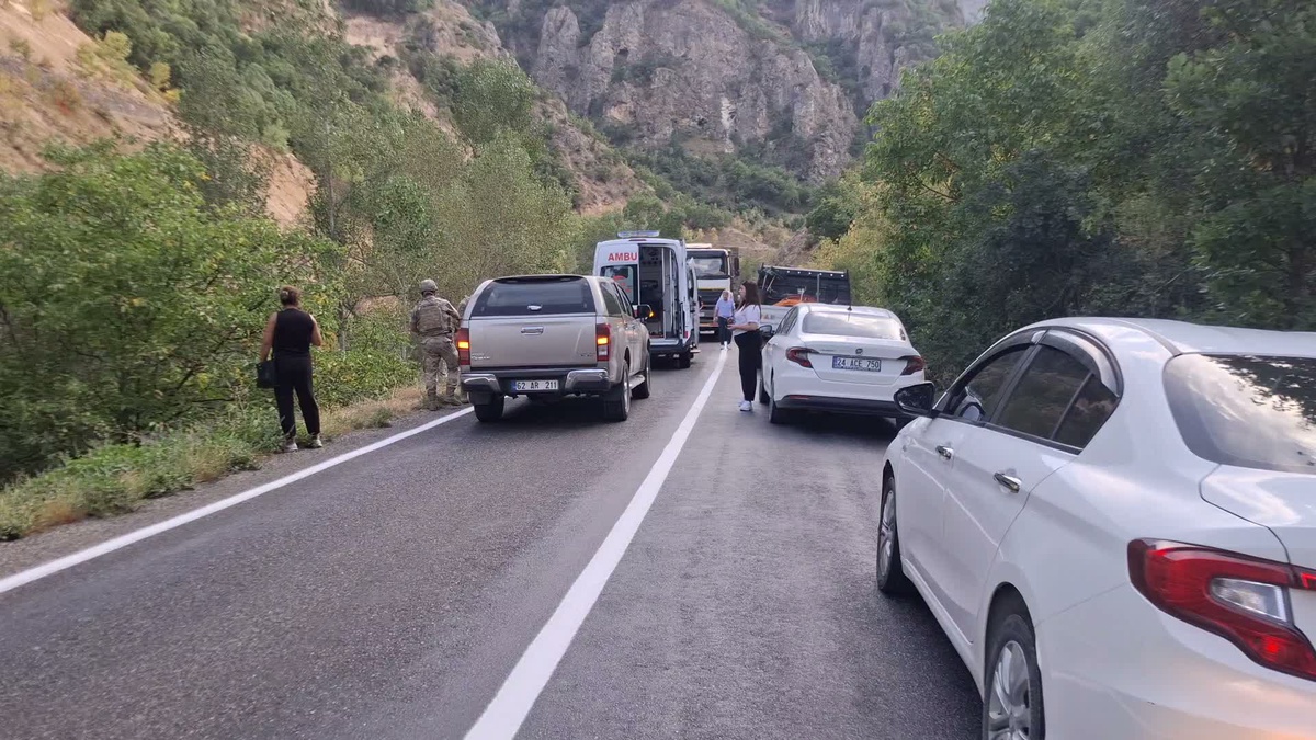 Tunceli'de 6. Tünel mevkisinde otomobil Pülümür Çayı'na düştü, 5 kişi yaralandı