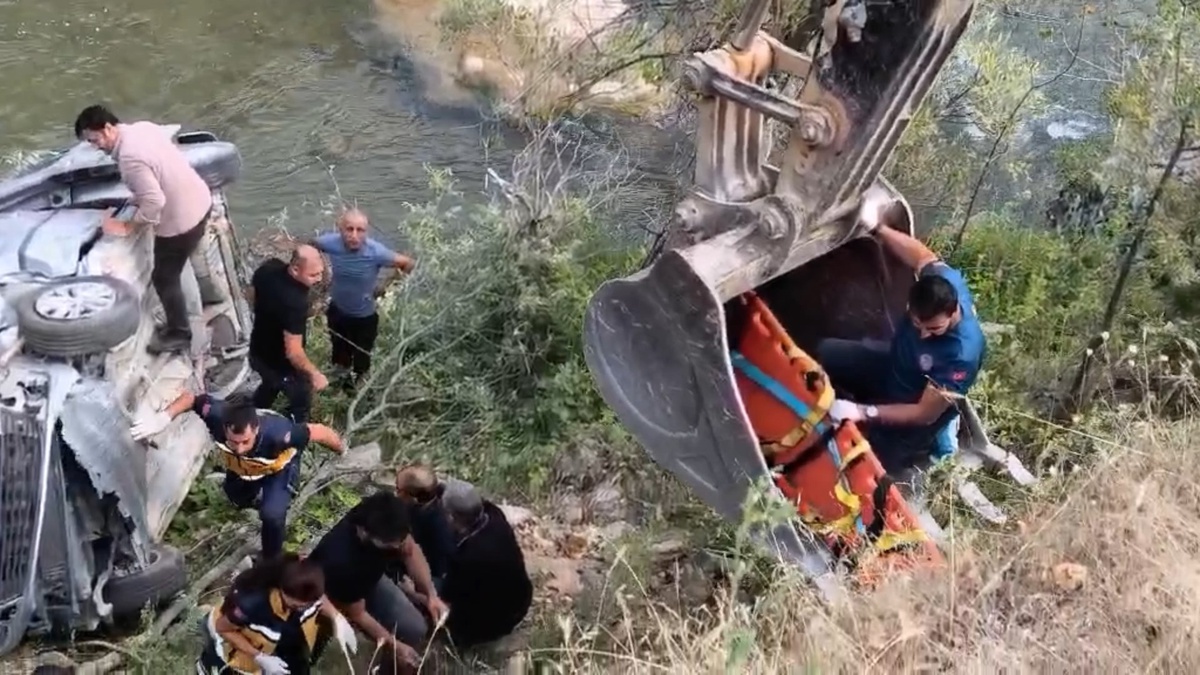Tunceli-Erzincan yolunda devrilen araçta 2'si ağır 5 kişi yaralandı