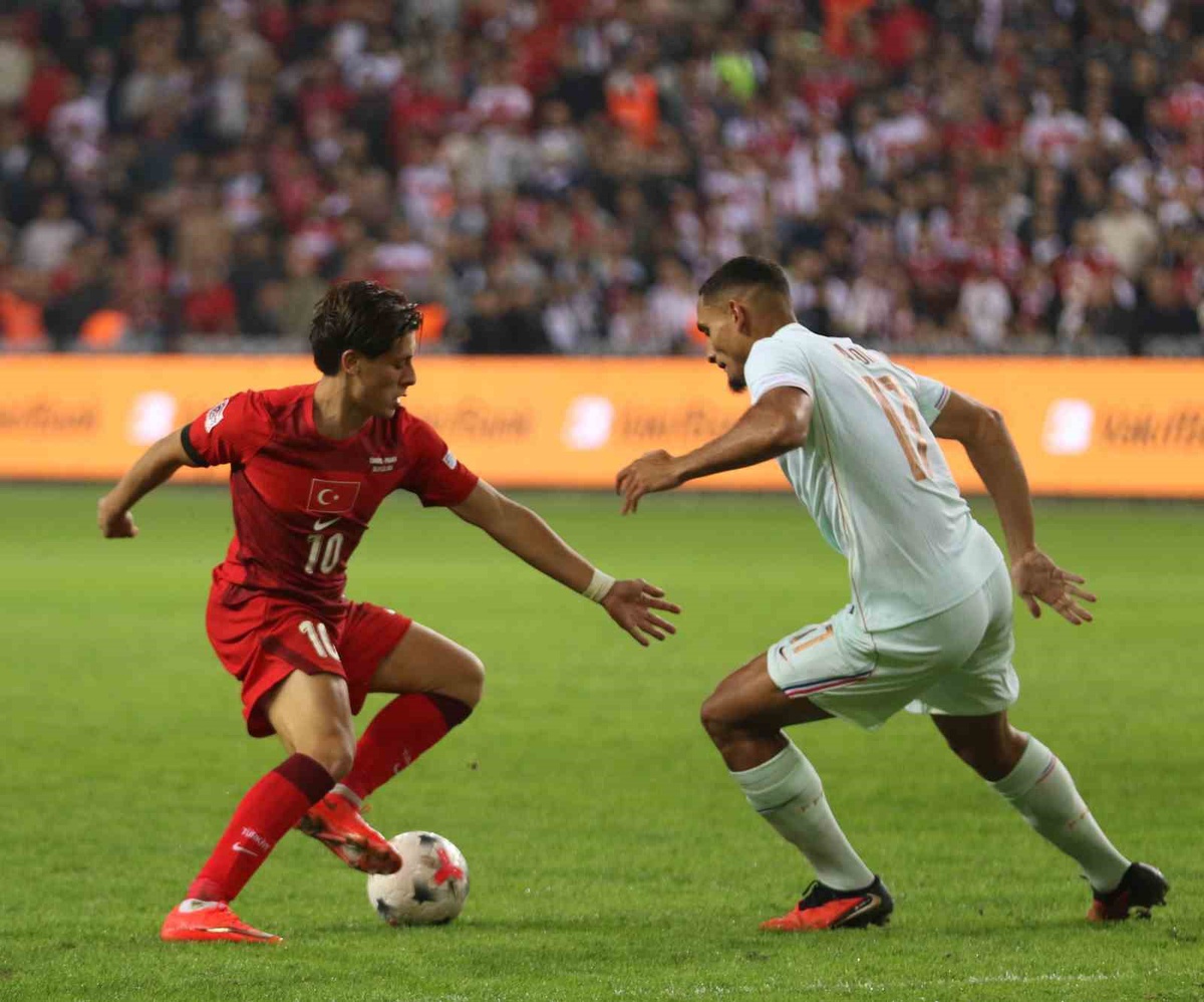 Türkiye, Fransa'ya 0-1 yenilirken Uğurcan Çakır 87. dakikada kırmızı kart gördü
