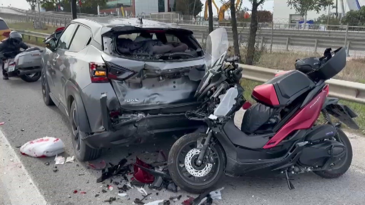 Tuzla TEM'de motosikletli polis, emniyet şeridindeki otomobile çarparak yaralandı
