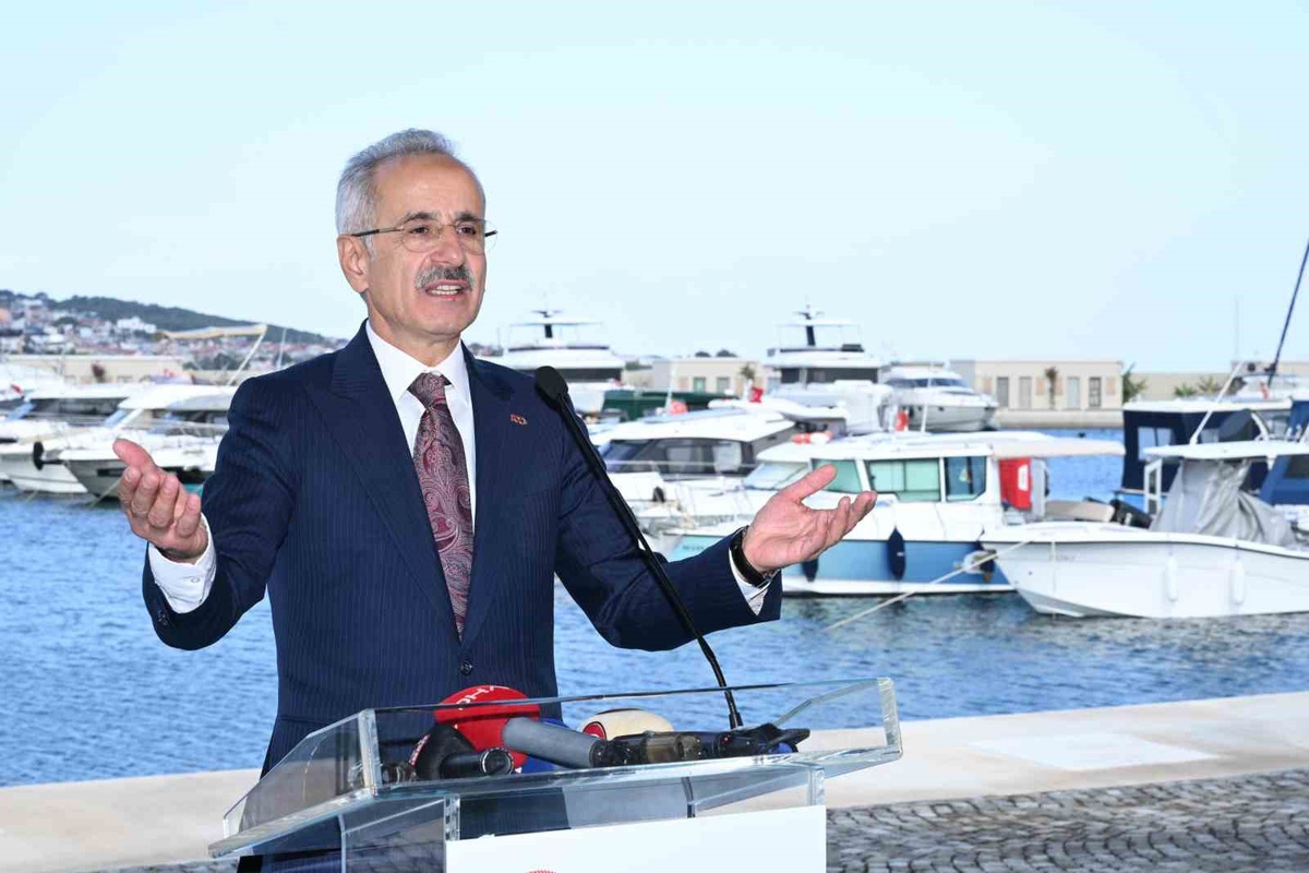 Uraloğlu, ilk yerli emici tarama gemisi UAB MAVİ VATAN'ın suya indirildiğini bildirdi