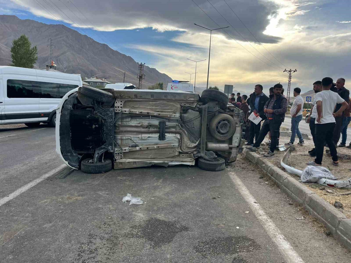Van Gevaş'ta hafif ticari kamyonet ile kamyonetin çarpıştığı kazada 3 kişi yaralandı