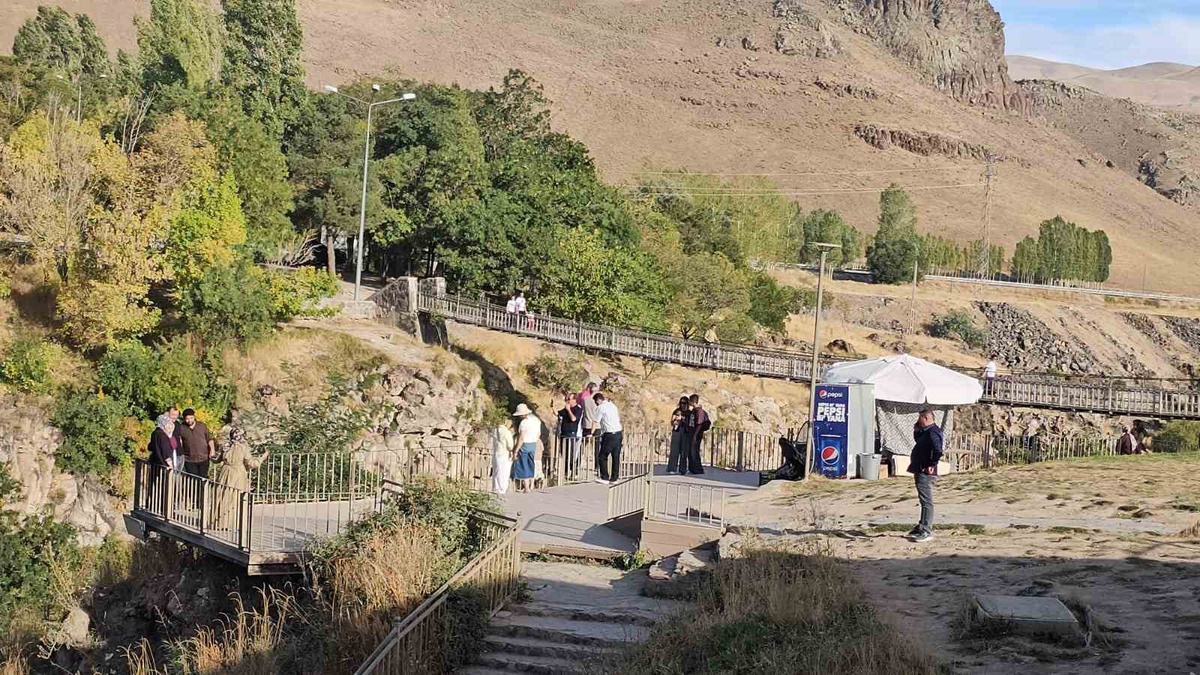 Van Muradiye'deki Muradiye Şelalesi'ne İranlı turistler yoğun ilgi gösteriyor