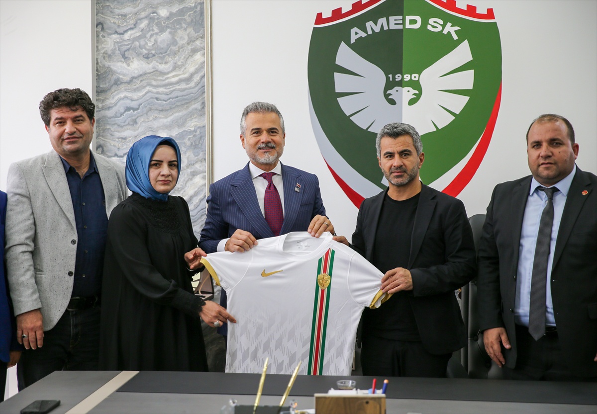 Yeniden Refah Partili Kılıç, Amedspor'a ziyarette bulunup Şehmus Özer'i andı