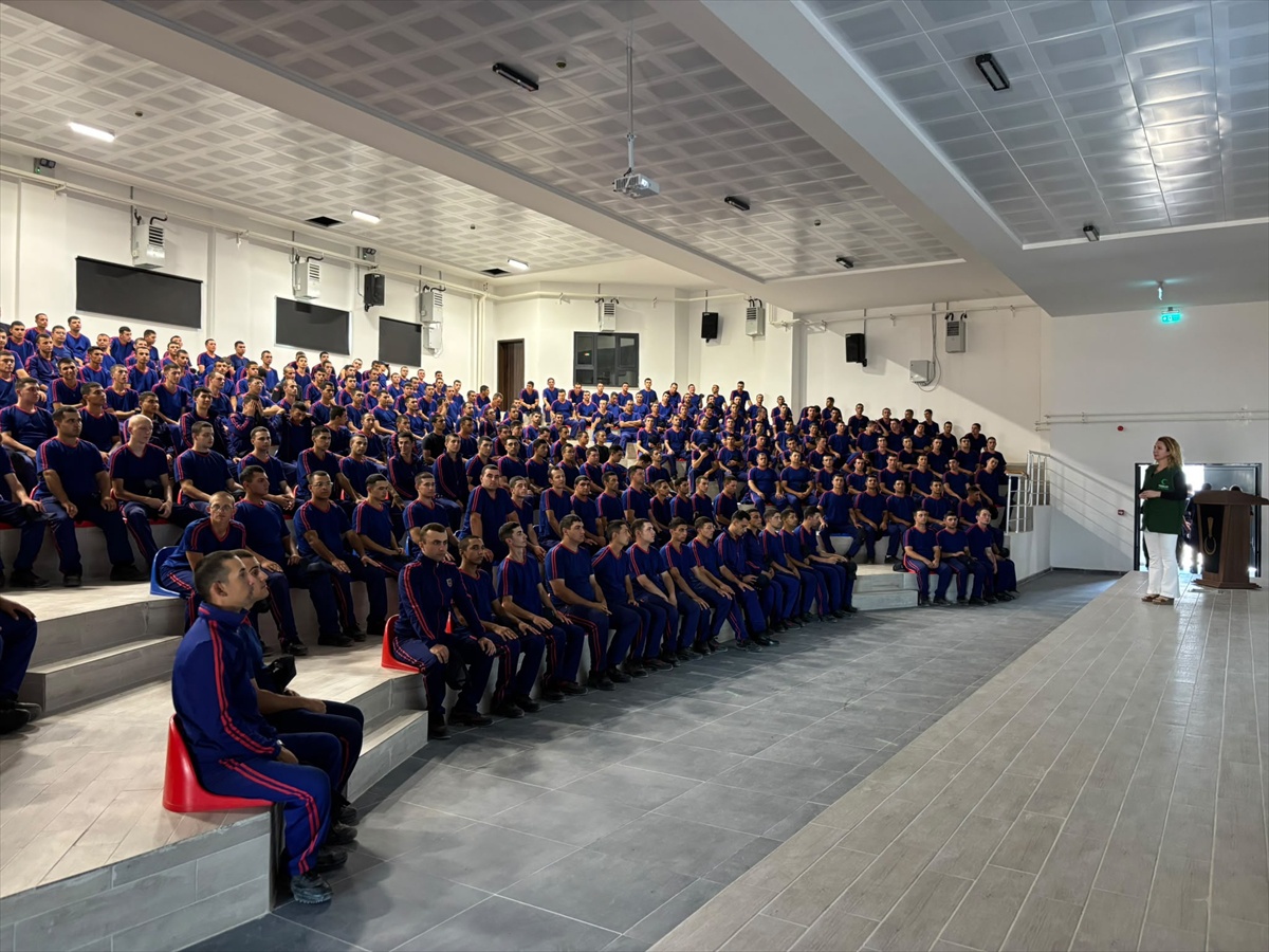 Yeşilay, Çanakkale'de 800 kişiye tütün ve madde bağımlılığı eğitimi verdi