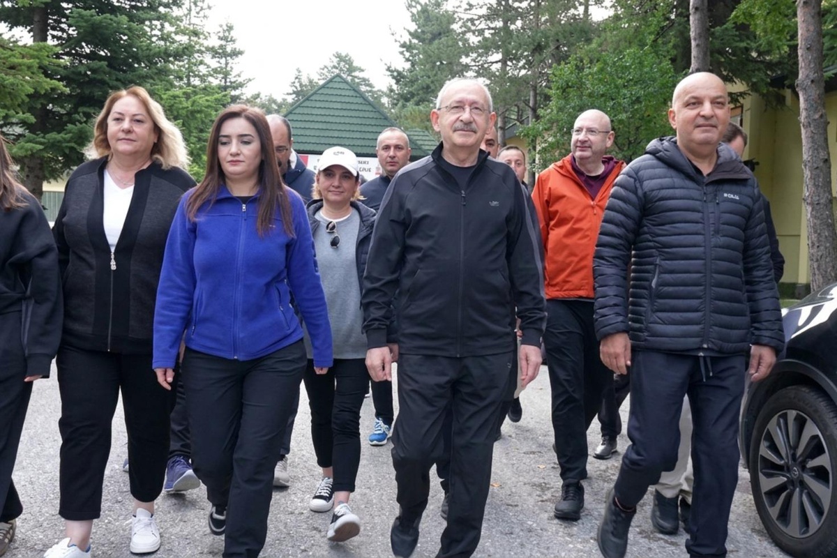 77 yaşındaki Kılıçdaroğlu'nun Abant yürüyüşü: Yanındaki gençlerden daha tempolu yürümesi dikkat çekti