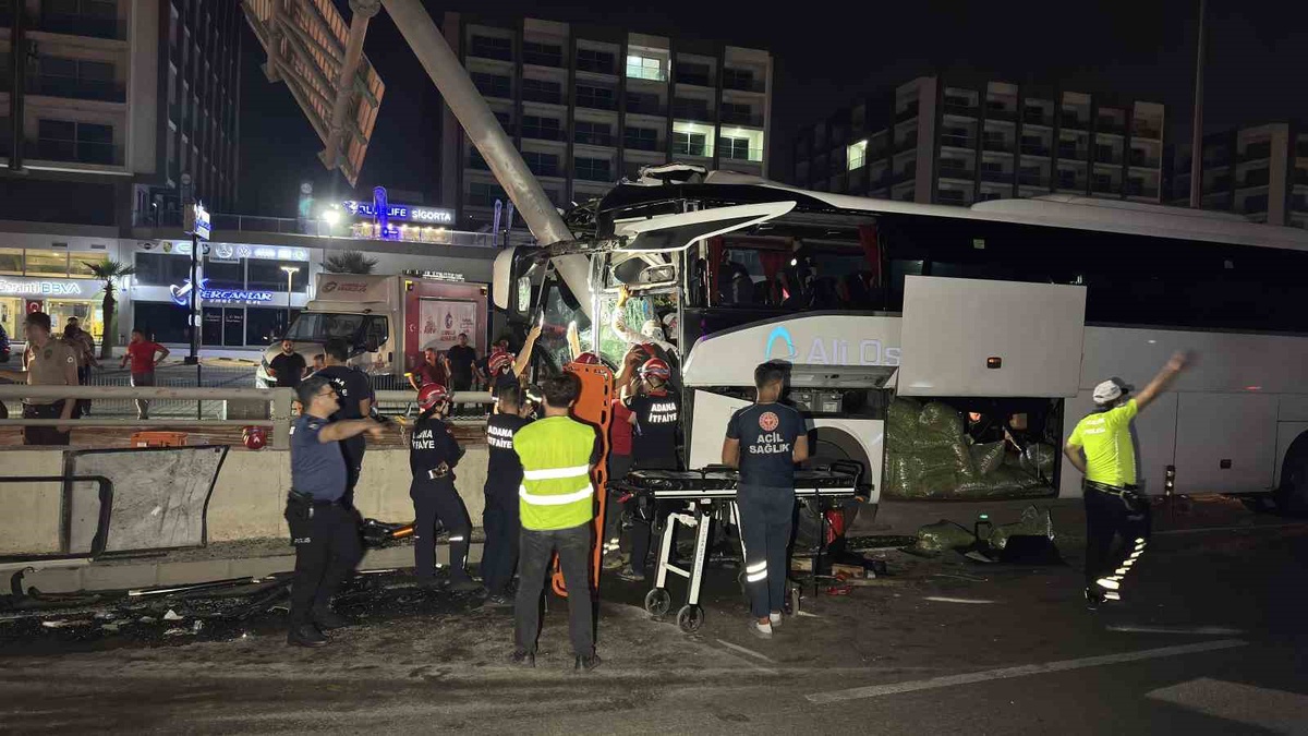 Adana'da kontrolden çıkan yolcu otobüsü alt geçit duvarına çarptı, 11 kişi yaralandı
