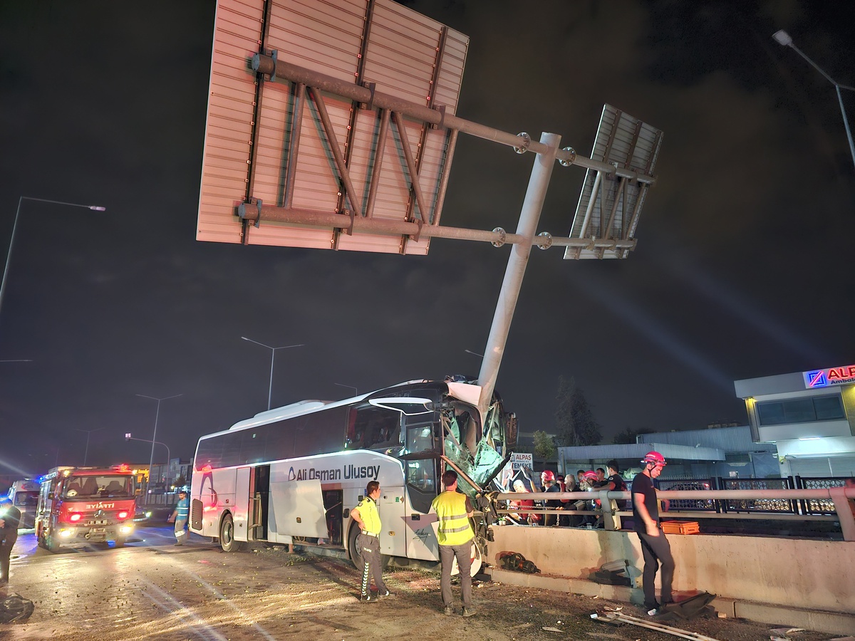 Adana'da yolcu otobüsü alt geçitte tabela direğine çarptı! 11 yaralı, sıkışan şoför 2 saatte kurtarıldı