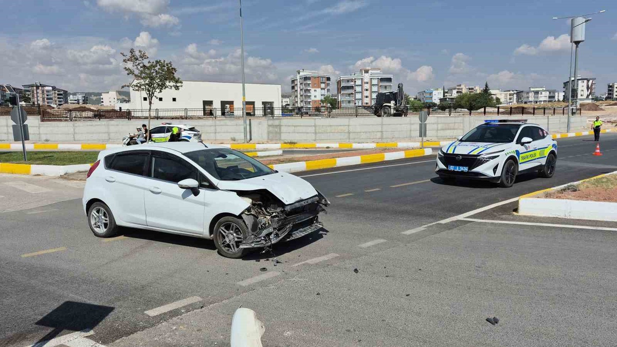 Adıyaman'da Akıllı Kavşak'ta iki otomobil çarpıştı, 3 kişi yaralandı