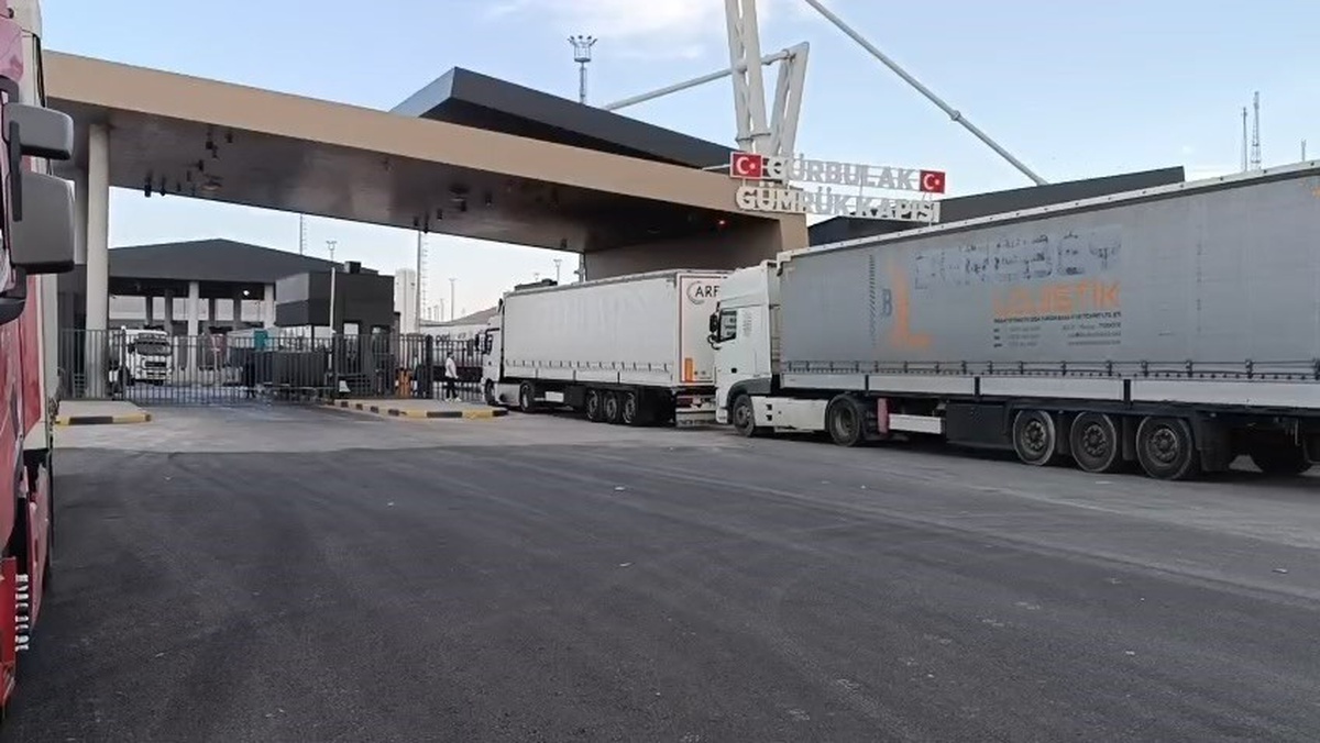 Ağrı Doğubayazıt'ta Gürbulak Gümrük Kapısı'nda tır yoğunluğu araç kuyruğu oluşturdu
