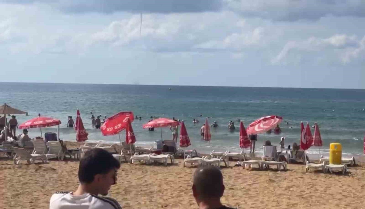 Alanya İncekum'da deniz üzerinde oluşan hortumu vatandaşlar ve turistler görüntüledi
