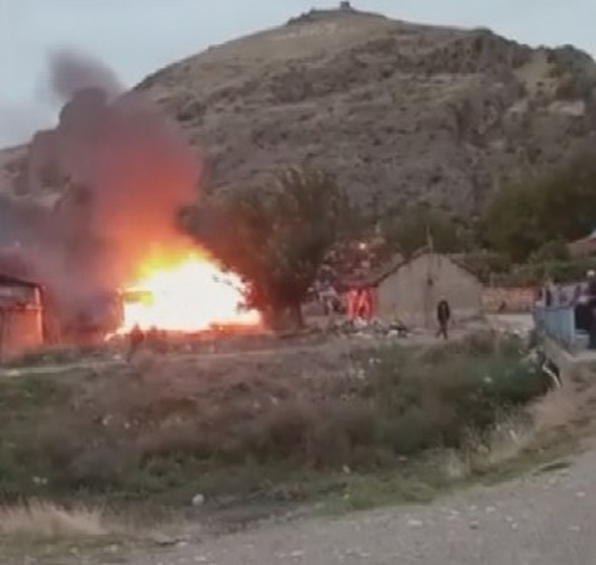 Amasya Doğantepe'de ahşap ev yandı, 80 yaşındaki ev sahibi kurtuldu
