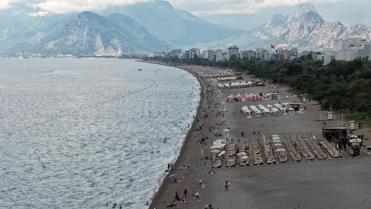 Antalya'da deniz suyu 27,8 dereceyle hava sıcaklığının üzerine çıktı