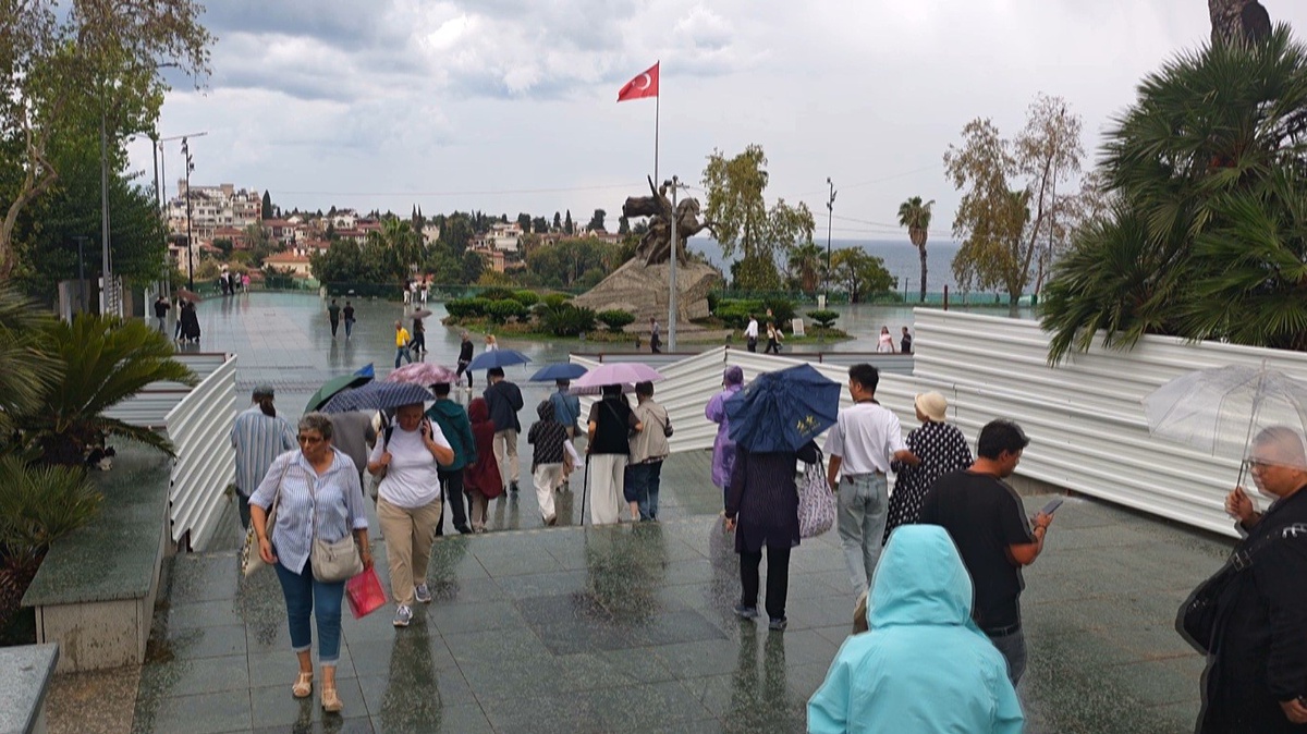 Antalya'da yağış kış havası getirdi, sıcaklık 20,3 dereceye düştü