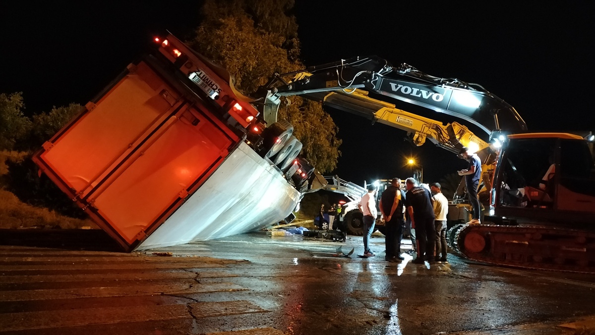 Antalya Manavgat'ta devrilen tırın altında kalan 2 kişi öldü, 1 kişi yaralandı