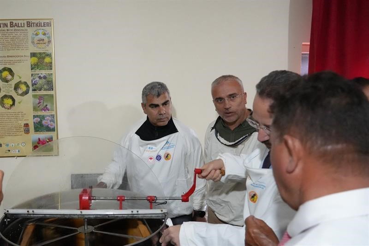 Ardahan İl Tarım ekipleri üreticilere arıcılık, hayvancılık ve ÇKS anlattı