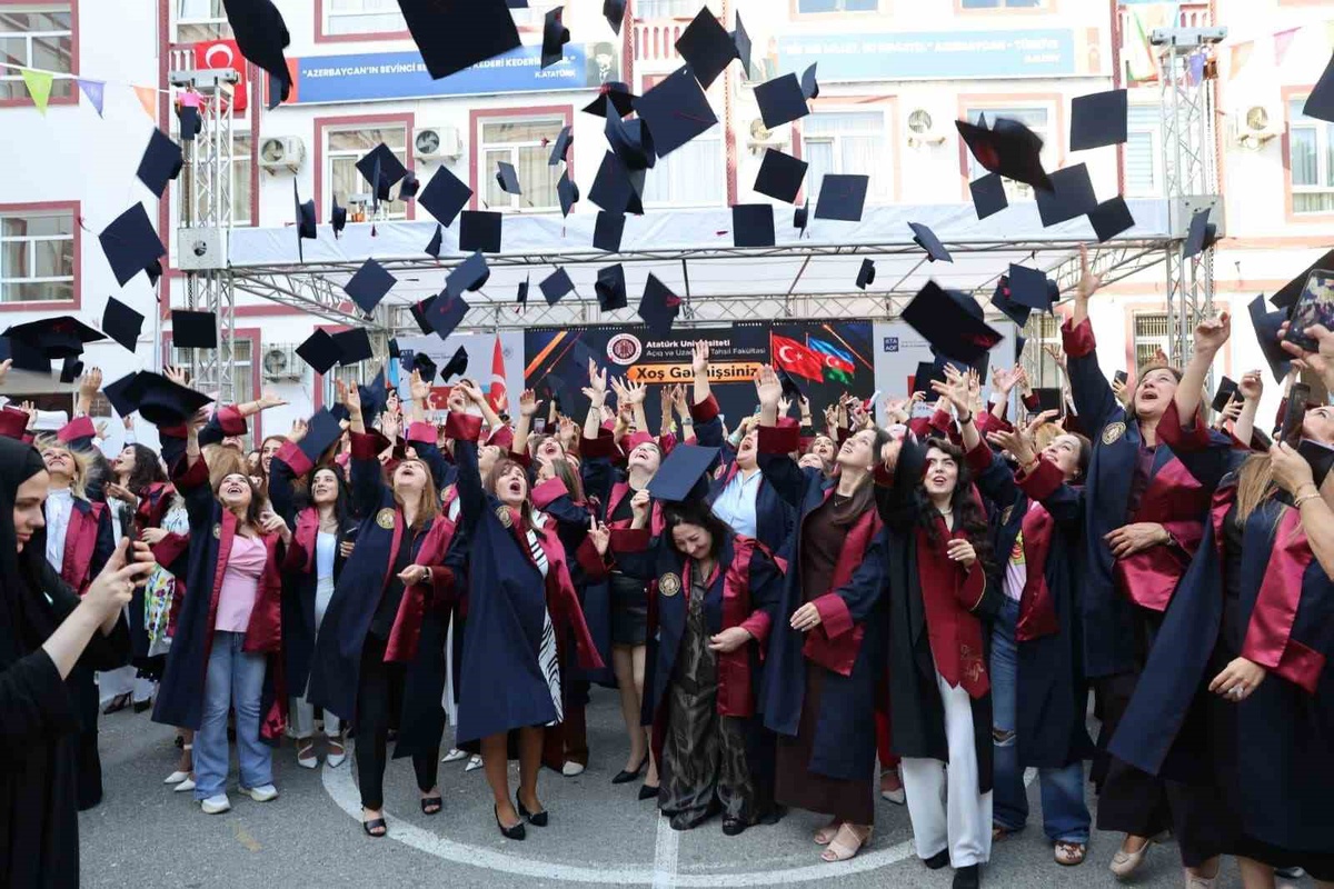 Atatürk Üniversitesi, Bakü'deki törende yaklaşık 200 öğrenciyi mezun etti