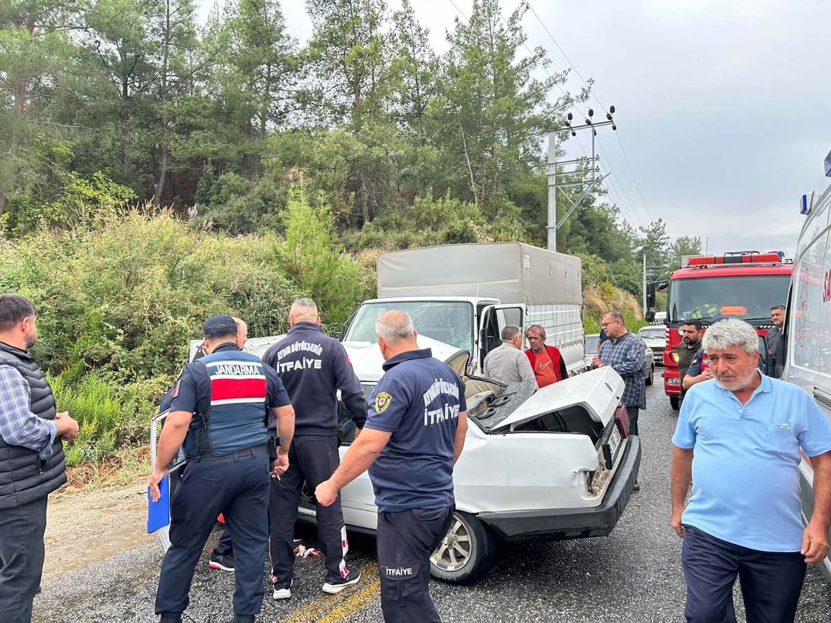 Aydın Bozdoğan'da kamyonetle çarpışan otomobilde 1 kişi öldü, 2 sürücü yaralandı
