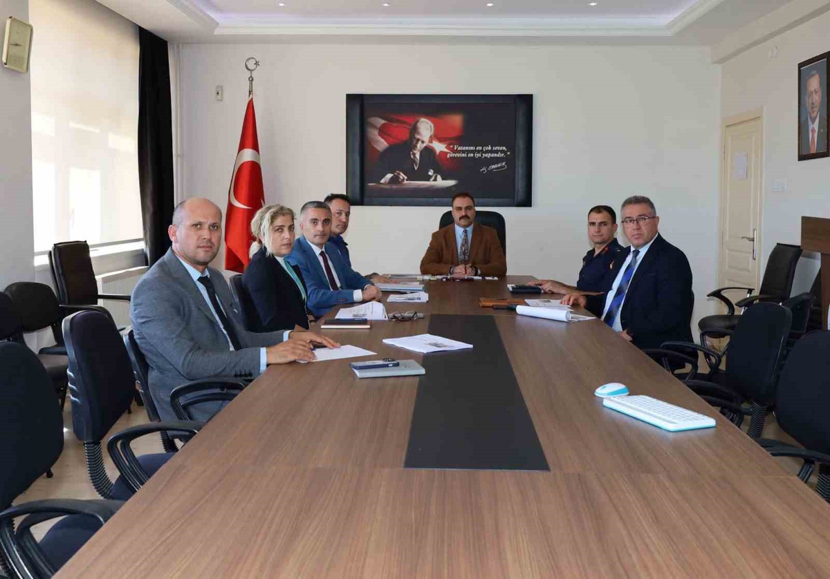 Aydın Karacasu'da Kaymakam Battal başkanlığında okul güvenliği toplantısı yapıldı