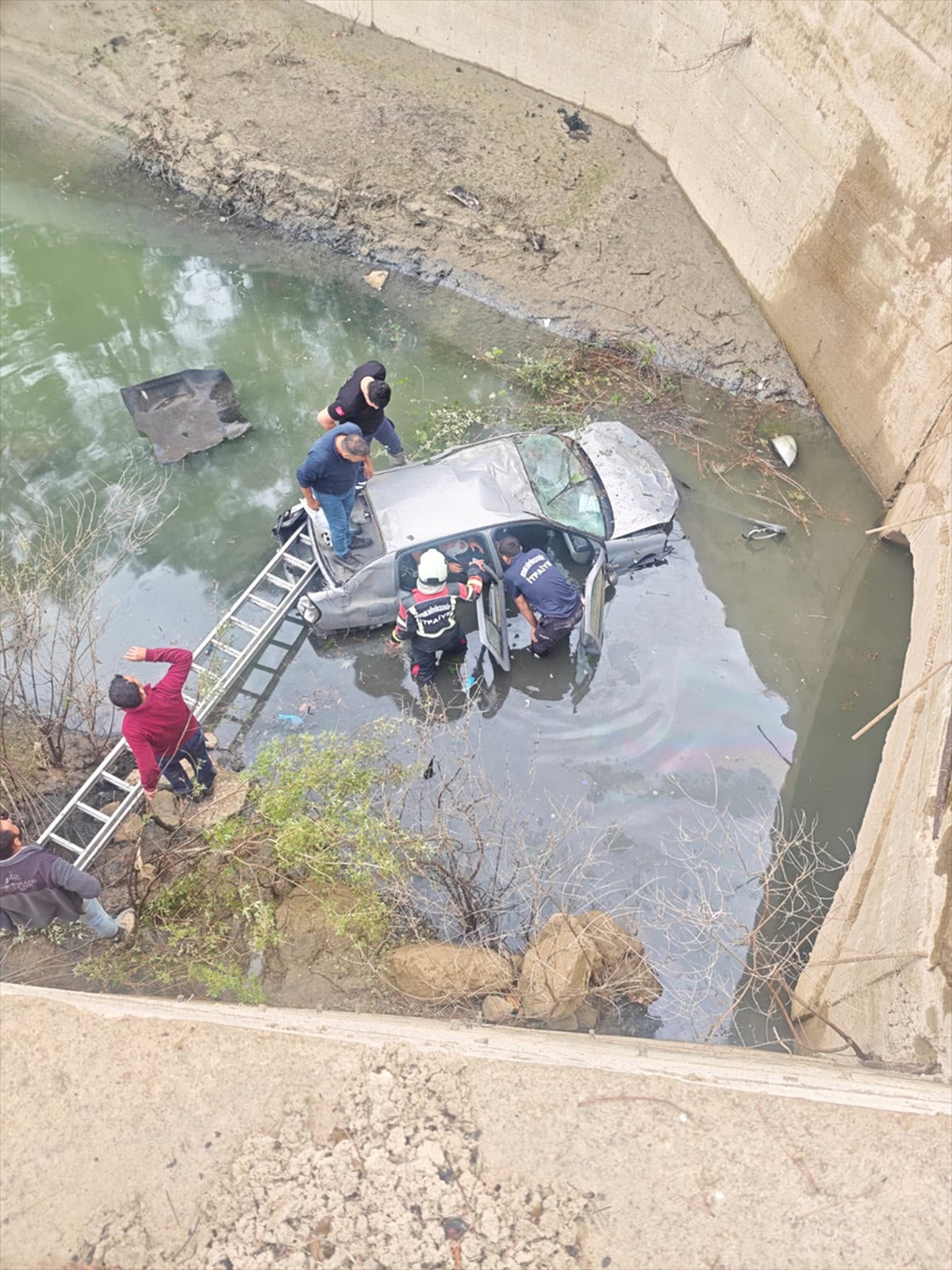 Aydın Karacasu'da otomobil baraj tahliye kanalına düştü, 2 kişi yaralandı