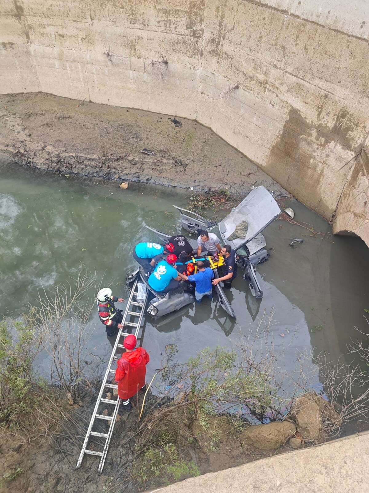 Aydın Karacasu'da otomobil su tahliye kanalına uçtu, Ünal Özcan ile eşi yaralandı