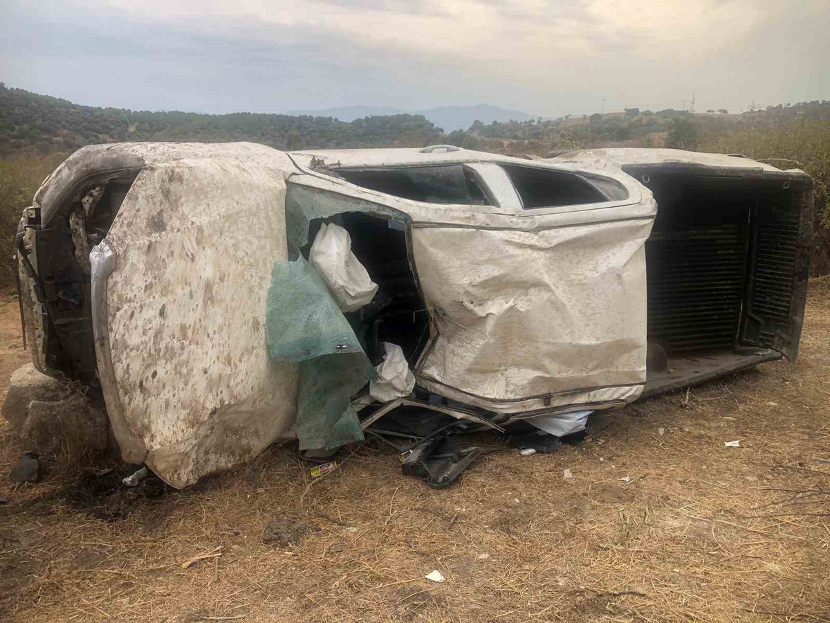 Aydın Karpuzlu'da kontrolden çıkan kamyonet takla attı, 3 kişi yaralandı