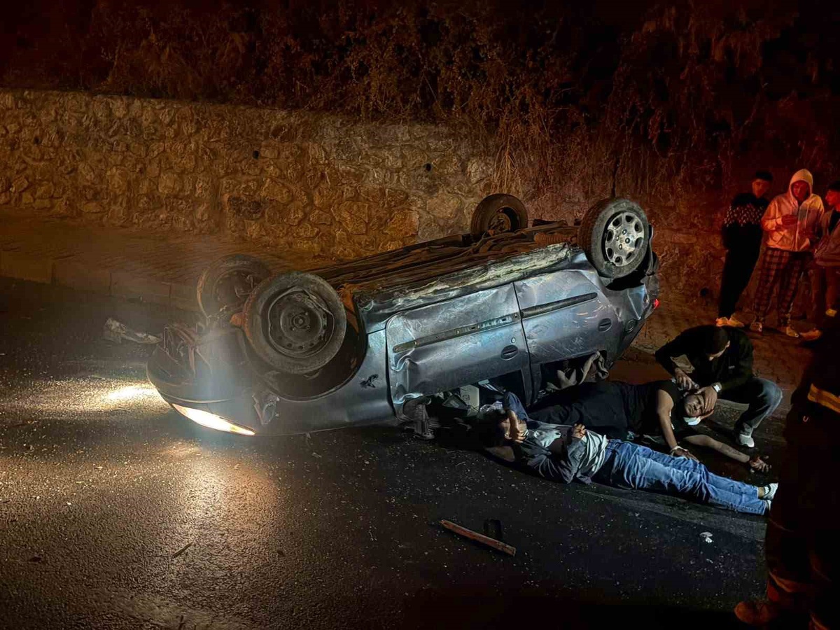 Aydın Kuşadası'nda dün gece otomobil takla attı, 2 kişi yaralandı