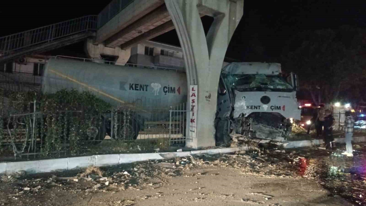 Aydın Söke'de tır üst geçidin beton ayağına çarptı, sürücü yaralandı