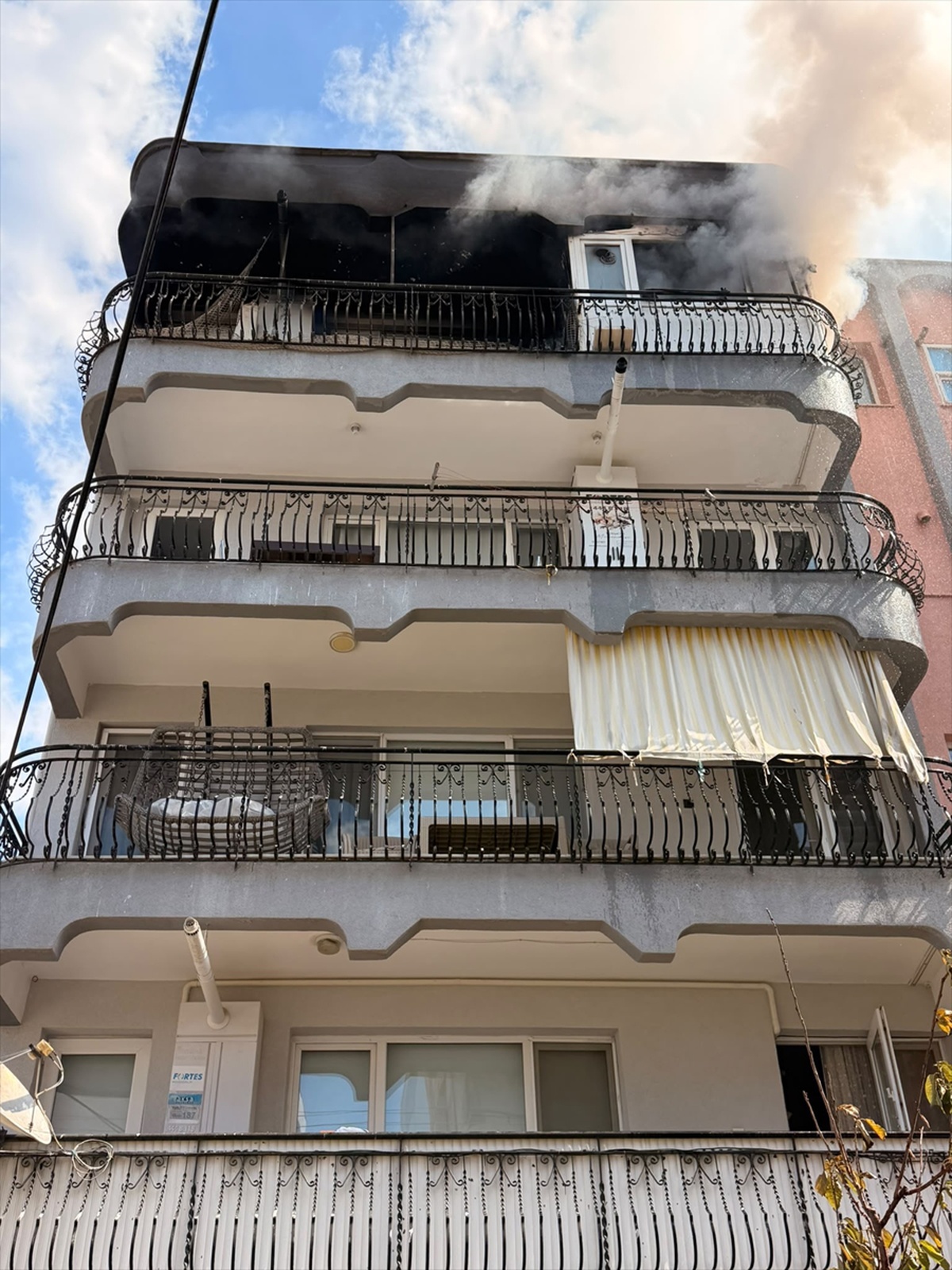 Balıkesir Ayvalık'ta apartmanın en üst katındaki dairede çıkan yangın söndürüldü