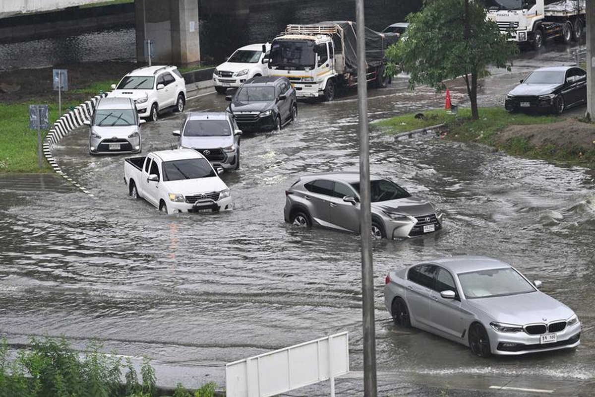 Bangkok’ta muson seli nedeniyle afet ilan edildi, 5 bin kişi tahliye edildi
