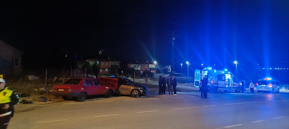 Bilecik Pazaryeri'nde iki otomobil kavşakta çarpıştı, 3 kişi hafif yaralandı