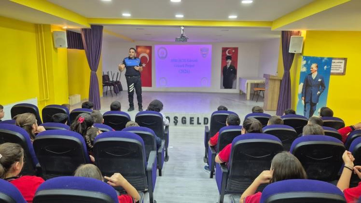 Bilecik'te polis, 700. Ortaokulda 100 öğrenciye güvenlik eğitimi verdi