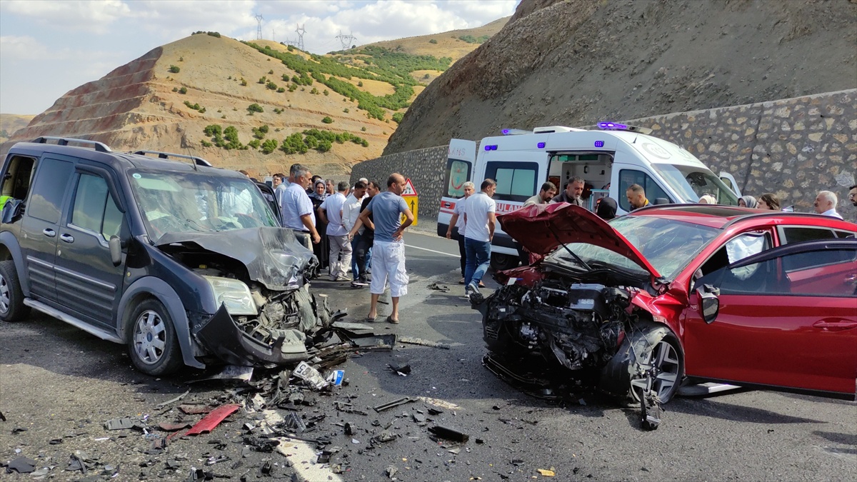 Bingöl Karlıova'da iki araç çarpıştı, 5 kişi yaralanarak hastaneye kaldırıldı