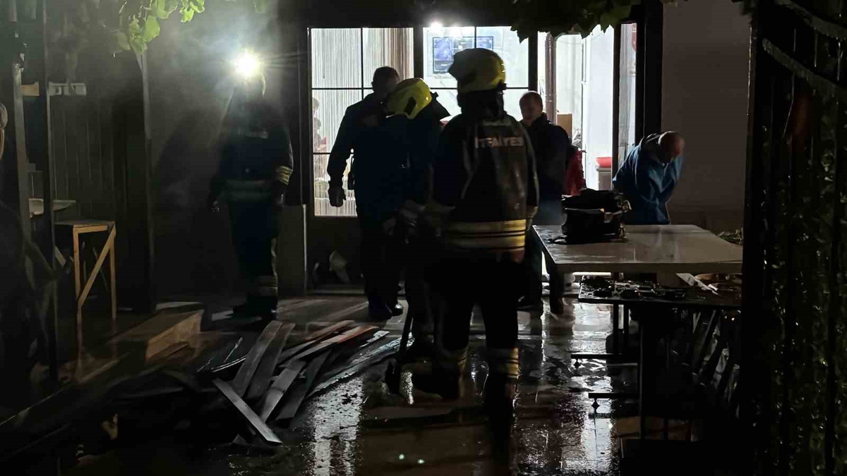 Bolu'da ikiz villanın bahçesindeki odunluk yangını villaya sıçramadan söndürüldü