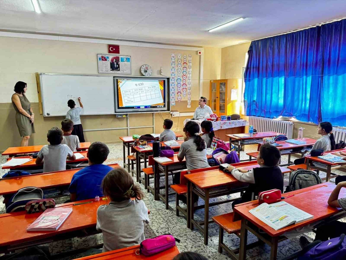 Bozdoğan Kaymakamı Sözen, Yazıkent'teki okulda öğretmen ve öğrencilerle buluştu