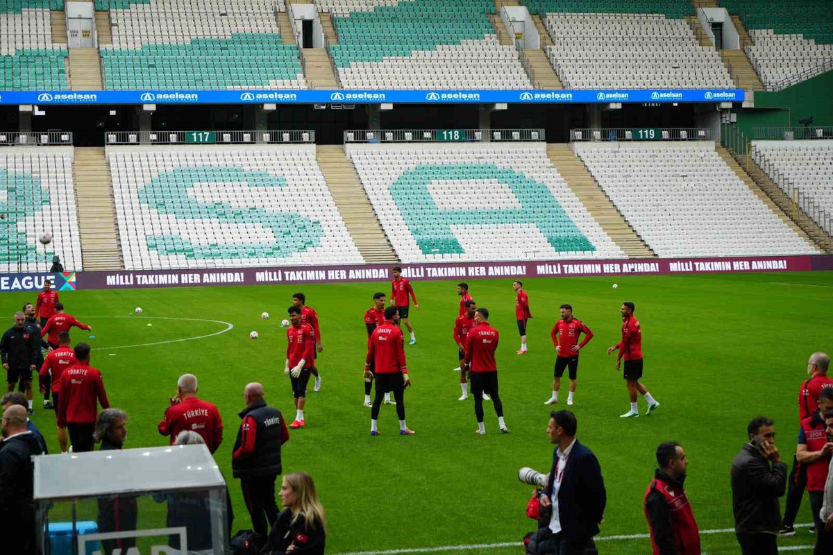 Bursa'da yarın İtalya ile oynayacak A Milli Futbol Takımı, son antrenmanını yaptı