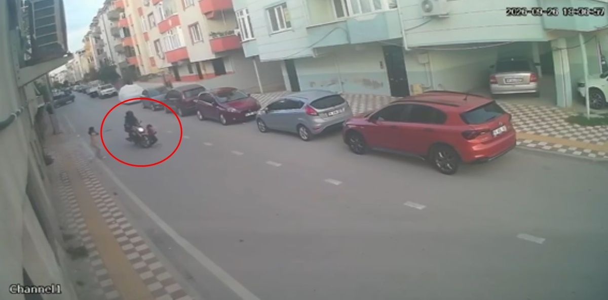 Bursa Karacabey'de motosiklet 3 yaşındaki çocuğu yaraladı, kaza anı kamerada